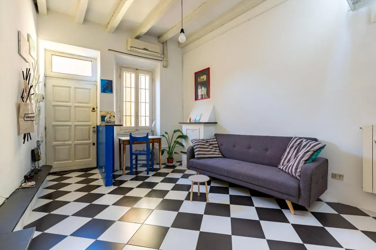 Porta Ticinese Colorful Apartment! Милан